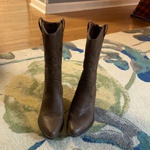 Cowgirl boots they are in good shape and have good souls